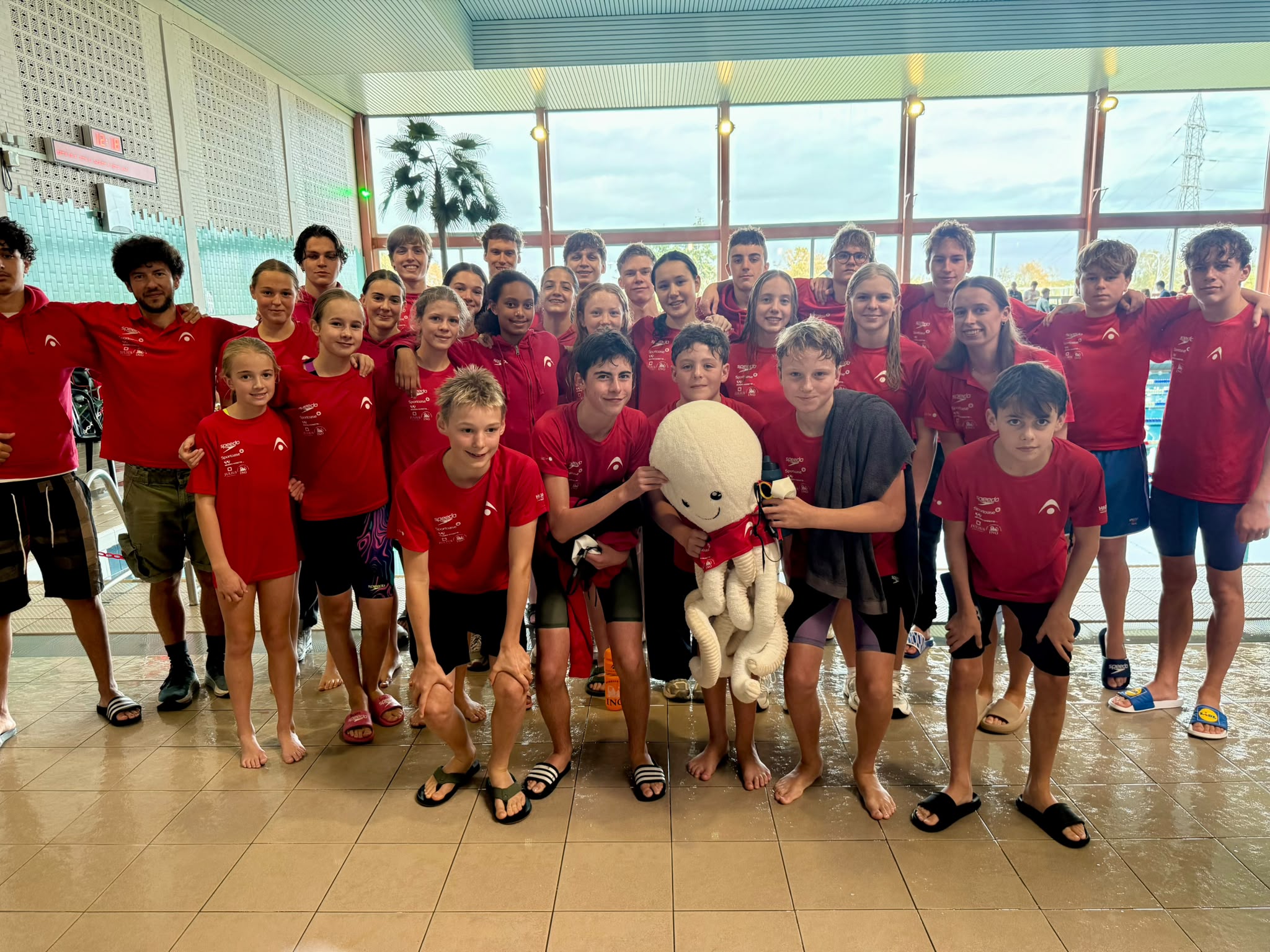 De volledige ploeg van Leuven Aquatics op het BK Estafettes 2026 in Aarschot