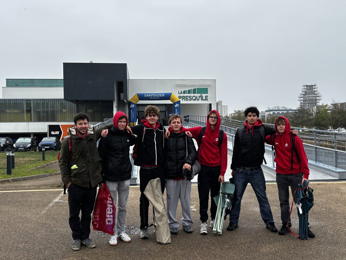 De eerste groep bij aankomst aan het zwembad op vrijdag