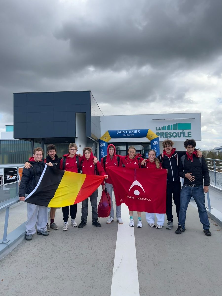 De ploeg met de Belgische en de LAQUA-vlag voor het zwembad